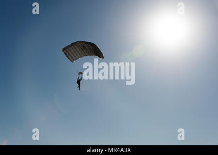 170505-N-SF508-165 ELOY, AZ. (May 5, 2017) An Explosive Ordnance Disposal technician descends during joint Explosive Ordnance Disposal Group (EODGRU) 1 and 2 military free-fall training in Eloy, Az. EODGRU 1 and 2 provide operational EOD capability as required for the location, identification, rendering safe, recovery, field evaluation and disposal of all explosive ordnance including chemical and nuclear weapons. (U.S. Navy photo by Mass Communication Specialist 2nd Class Charles Oki/Released) Stock Photo