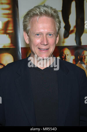 Bruce Davison arriving at the ' Runaway Jury Premiere ' at the Cinerama Dome in Los Angeles. October 9, 2003.DavisonBruce034 Red Carpet Event, Vertical, USA, Film Industry, Celebrities,  Photography, Bestof, Arts Culture and Entertainment, Topix Celebrities fashion /  Vertical, Best of, Event in Hollywood Life - California,  Red Carpet and backstage, USA, Film Industry, Celebrities,  movie celebrities, TV celebrities, Music celebrities, Photography, Bestof, Arts Culture and Entertainment,  Topix, headshot, vertical, one person,, from the year , 2003, inquiry tsuni@Gamma-USA.com Stock Photo