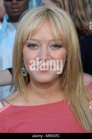 Hilary Duff arriving at the ' Teen Choice Awards 2003 ' at the Universal Amphitheatre in Los Angeles. August 2, 2003.DuffHilary163 Red Carpet Event, Vertical, USA, Film Industry, Celebrities,  Photography, Bestof, Arts Culture and Entertainment, Topix Celebrities fashion /  Vertical, Best of, Event in Hollywood Life - California,  Red Carpet and backstage, USA, Film Industry, Celebrities,  movie celebrities, TV celebrities, Music celebrities, Photography, Bestof, Arts Culture and Entertainment,  Topix, headshot, vertical, one person,, from the year , 2003, inquiry tsuni@Gamma-USA.com Stock Photo