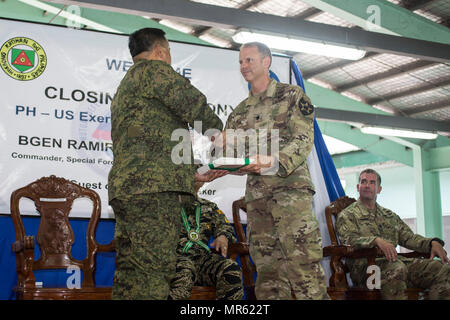 Philippine Army Laurence Col. Mina presents U.S. Army Lt. Col. Ted Kleisner certificates of commendation during the closing ceremony of Balikatan 2017 at Fort Magsaysay in Santa Rosa, Nueva Ecija, May 18, 2017. Mina is the deputy assistant chief of staff for Training and Education Staff, Philippine Army, and Kleisner is the commander of 1st Battalion, 23rd Infantry Regiment. Balikatan is an annual U.S.-Philippine bilateral military exercise focused on a variety of missions including humanitarian and disaster relief, counterterrorism, and other combined military operations. (U.S. Marine Corps p Stock Photo