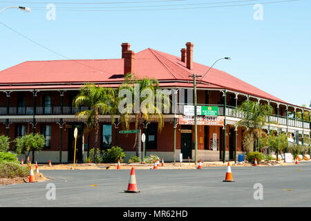 SOUTHERN CROSS, AUSTRALIA - March 8, 2018: Iconic Palace Hotel built in 1892 with a traditional Federation style pub Stock Photo