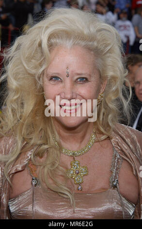 Sally Kirkland,  arriving at the 74th Annual Academy Awards, at The Kodak Theatre in Hollywood, CA. 3/24/2002. KirklandSally101 Red Carpet Event, Vertical, USA, Film Industry, Celebrities,  Photography, Bestof, Arts Culture and Entertainment, Topix Celebrities fashion /  Vertical, Best of, Event in Hollywood Life - California,  Red Carpet and backstage, USA, Film Industry, Celebrities,  movie celebrities, TV celebrities, Music celebrities, Photography, Bestof, Arts Culture and Entertainment,  Topix, headshot, vertical, one person,, from the year , 2002, inquiry tsuni@Gamma-USA.com Stock Photo