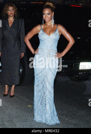 Beyonce Knowles from her accross the street Premiere (Fighting Temptation) posing at the Premiere of ' Cold Creek Manor ' at the El Capitan Theatre in Los Angeles. September 17, 2003.KnowlesBeyonce043 Red Carpet Event, Vertical, USA, Film Industry, Celebrities,  Photography, Bestof, Arts Culture and Entertainment, Topix Celebrities fashion /  Vertical, Best of, Event in Hollywood Life - California,  Red Carpet and backstage, USA, Film Industry, Celebrities,  movie celebrities, TV celebrities, Music celebrities, Photography, Bestof, Arts Culture and Entertainment,  Topix, vertical, one person,, Stock Photo