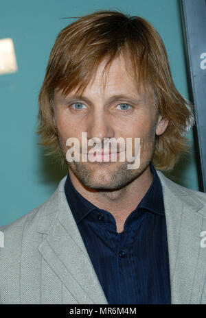 Viggo Mortensen arriving at The premiere of 'The Lord Of The Rings: The Two Towers' at the Cineramadome Theatre in Los Angeles. December 15, 2002. MortensenViggo42 Red Carpet Event, Vertical, USA, Film Industry, Celebrities,  Photography, Bestof, Arts Culture and Entertainment, Topix Celebrities fashion /  Vertical, Best of, Event in Hollywood Life - California,  Red Carpet and backstage, USA, Film Industry, Celebrities,  movie celebrities, TV celebrities, Music celebrities, Photography, Bestof, Arts Culture and Entertainment,  Topix, headshot, vertical, one person,, from the year , 2002, inqu Stock Photo
