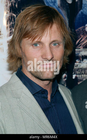 Viggo Mortensen arriving at The premiere of 'The Lord Of The Rings: The Two Towers' at the Cineramadome Theatre in Los Angeles. December 15, 2002.MortensenViggo80 Red Carpet Event, Vertical, USA, Film Industry, Celebrities,  Photography, Bestof, Arts Culture and Entertainment, Topix Celebrities fashion /  Vertical, Best of, Event in Hollywood Life - California,  Red Carpet and backstage, USA, Film Industry, Celebrities,  movie celebrities, TV celebrities, Music celebrities, Photography, Bestof, Arts Culture and Entertainment,  Topix, headshot, vertical, one person,, from the year , 2002, inqui Stock Photo