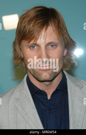 Viggo Mortensen arriving at The premiere of 'The Lord Of The Rings: The Two Towers' at the Cineramadome Theatre in Los Angeles. December 15, 2002. MortensenViggo92 Red Carpet Event, Vertical, USA, Film Industry, Celebrities,  Photography, Bestof, Arts Culture and Entertainment, Topix Celebrities fashion /  Vertical, Best of, Event in Hollywood Life - California,  Red Carpet and backstage, USA, Film Industry, Celebrities,  movie celebrities, TV celebrities, Music celebrities, Photography, Bestof, Arts Culture and Entertainment,  Topix, headshot, vertical, one person,, from the year , 2002, inqu Stock Photo