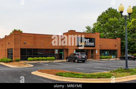 HICKORY, NC, USA-21 MAY 18:The Pet Supermarket is a US, southern-states-based retail store for pet food and products. Stock Photo