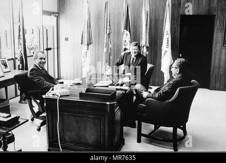 US President Richard Nixon (Left) with John Wayne (centre) and Henry Kissinger in the White House 1968 Stock Photo