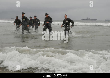 170510-N-GT710-167 CORONADO, Calif. (May 10, 2017) Basic Underwater Demolition/SEAL students participate in a team building exercise. The training takes place at the Naval Special Warfare Basic Training Command in Coronado, Calif. (U.S. Navy photo by Mass Communication Specialist 1st Class Lawrence Davis/Released) Stock Photo