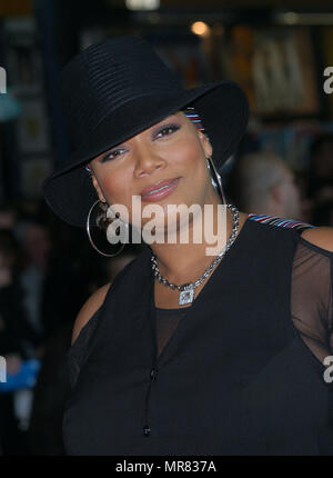 Queen Latifah arriving at the Premiere of 'Bringing Down The House' at the El Captain Theatre in Los Angeles. March 2, 2003.QueenLatifah60 Red Carpet Event, Vertical, USA, Film Industry, Celebrities,  Photography, Bestof, Arts Culture and Entertainment, Topix Celebrities fashion /  Vertical, Best of, Event in Hollywood Life - California,  Red Carpet and backstage, USA, Film Industry, Celebrities,  movie celebrities, TV celebrities, Music celebrities, Photography, Bestof, Arts Culture and Entertainment,  Topix, headshot, vertical, one person,, from the year , 2003, inquiry tsuni@Gamma-USA.com Stock Photo