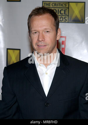 Donnie Wahlberg arriving at the 8th Annual Critics' Choice Awards at the Beverly Hills Hotel in Los Angeles. January 17, 2003. WahlbergDonnie55 Red Carpet Event, Vertical, USA, Film Industry, Celebrities,  Photography, Bestof, Arts Culture and Entertainment, Topix Celebrities fashion /  Vertical, Best of, Event in Hollywood Life - California,  Red Carpet and backstage, USA, Film Industry, Celebrities,  movie celebrities, TV celebrities, Music celebrities, Photography, Bestof, Arts Culture and Entertainment,  Topix, headshot, vertical, one person,, from the year , 2002, inquiry tsuni@Gamma-USA. Stock Photo