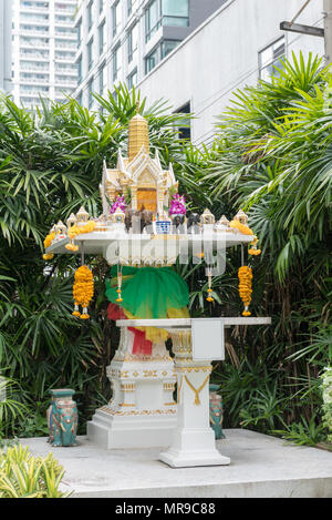 BANGKOK, THAILAND: Tourists wearing elephant-adorned trousers