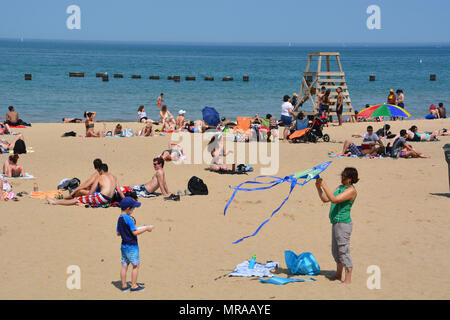 Chicago's 12th Street Beach, a narrow strip of beach just south of the  city's Museum Campus provides relief from summer heat. Chicago, Illinois,  USA Stock Photo - Alamy