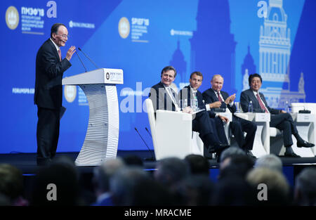St. Petersburg, Russia. 25th May, 2018. Chinese Vice President Wang Qishan addresses the 22nd St. Petersburg International Economic Forum in St. Petersburg, Russia, May 25, 2018. Credit: Yao Dawei/Xinhua/Alamy Live News Stock Photo