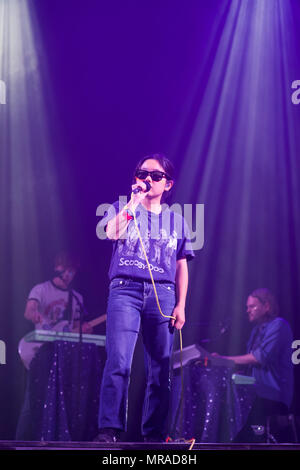 London, UK, 25 May 2018. Orono Noguchi of Superorganism performing at on day one of the All Points East music festival in Victoria Park, East London. Photo: Roger Garfield/Alamy Credit: Roger Garfield/Alamy Live News Stock Photo