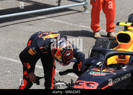 Circuit de Monaco, Monaco, Monte Carlo. 26th May, 2018. Monaco Formula 1 Grand Prix, Saturday qualifying; Aston Martin Red Bull Racing TAG Heuer, Max Verstappen crashes on exit of Swimming Pool and inspects the front right damage Credit: Action Plus Sports/Alamy Live News Stock Photo