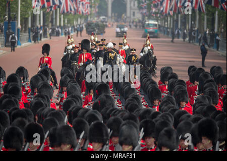 The Mall, London, UK. 26 May, 2018. Major General’s Review is held in sweltering heat, the penultimate rehearsal for the Queen’s Birthday Parade, also known as Trooping the Colour. 1400 soldiers from the Household Division and the King’s Troop Royal Horse Artillery take part in this full scale rehearsal. Credit: Malcolm Park/Alamy Live News. Stock Photo