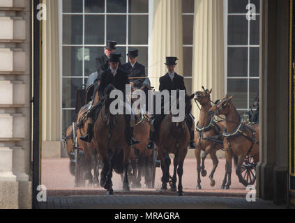 The Mall, London, UK. 26 May, 2018. Major General’s Review is held in sweltering heat, the penultimate rehearsal for the Queen’s Birthday Parade, also known as Trooping the Colour. 1400 soldiers from the Household Division and the King’s Troop Royal Horse Artillery take part in this full scale rehearsal. The Royal carriages leave Buckingham Palace on their journey to Horse Guards Parade for the ceremony. Credit: Malcolm Park/Alamy Live News. Stock Photo