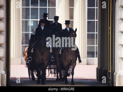 The Mall, London, UK. 26 May, 2018. Major General’s Review is held in sweltering heat, the penultimate rehearsal for the Queen’s Birthday Parade, also known as Trooping the Colour. 1400 soldiers from the Household Division and the King’s Troop Royal Horse Artillery take part in this full scale rehearsal. The Royal carriages leave Buckingham Palace on their journey to Horse Guards Parade for the ceremony. Credit: Malcolm Park/Alamy Live News. Stock Photo