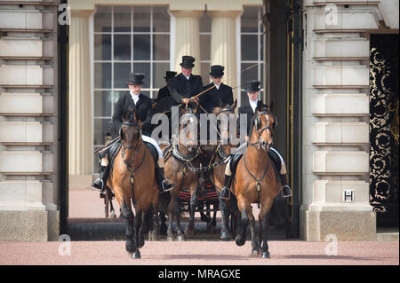 The Mall, London, UK. 26 May, 2018. Major General’s Review is held in sweltering heat, the penultimate rehearsal for the Queen’s Birthday Parade, also known as Trooping the Colour. 1400 soldiers from the Household Division and the King’s Troop Royal Horse Artillery take part in this full scale rehearsal. The Royal carriages leave Buckingham Palace on their journey to Horse Guards Parade for the ceremony. Credit: Malcolm Park/Alamy Live News. Stock Photo