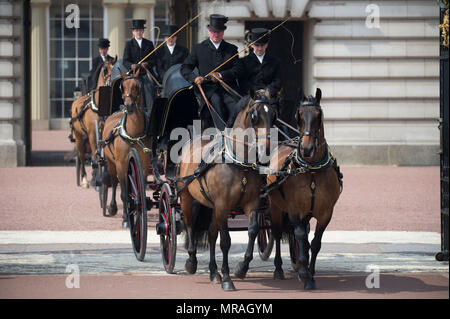 The Mall, London, UK. 26 May, 2018. Major General’s Review is held in sweltering heat, the penultimate rehearsal for the Queen’s Birthday Parade, also known as Trooping the Colour. 1400 soldiers from the Household Division and the King’s Troop Royal Horse Artillery take part in this full scale rehearsal. The Royal carriages leave Buckingham Palace on their journey to Horse Guards Parade for the ceremony. Credit: Malcolm Park/Alamy Live News. Stock Photo