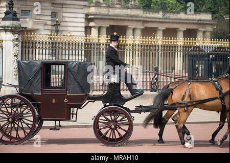 The Mall, London, UK. 26 May, 2018. Major General’s Review is held in sweltering heat, the penultimate rehearsal for the Queen’s Birthday Parade, also known as Trooping the Colour. 1400 soldiers from the Household Division and the King’s Troop Royal Horse Artillery take part in this full scale rehearsal. Credit: Malcolm Park/Alamy Live News. Stock Photo