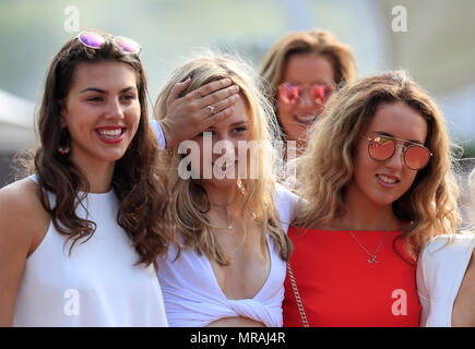 Chester Racecourse, Chester, UK. 26th May, 2018. Chester Races, Roman Day; A warm day for the ladies at the races Credit: Action Plus Sports/Alamy Live News Stock Photo