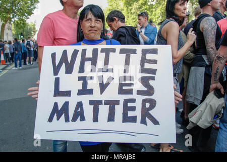 London, UK, 26 May 2018. A White Lives Matter protester at the demonstration to free Tommy Robinson Credit: Alex Cavendish/Alamy Live News Stock Photo