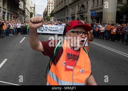 Barcelona, Catalonia, Spain. 26th May, 2018. Man raises his fist at the head of the rally.Hundreds or people rally in the streets of barcelona claiming for descent pensions. The movement named 'Marea Pensionista'' called for the demonstration and marched from Cathedral Square to Sant Jaume Square Credit: Freddy Davies/SOPA Images/ZUMA Wire/Alamy Live News Stock Photo