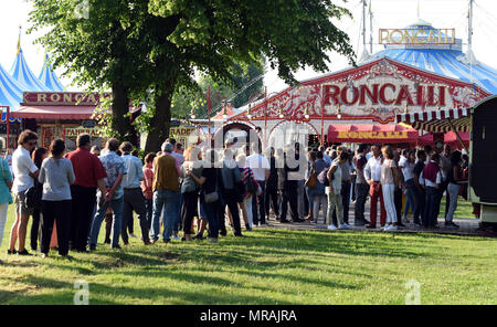 25 May 2018, Germany, Duesseldorf: Visitors queueing in the evening of the Circus Roncalli's premiere at the Rheinpark, which is featuring the programme 'Storyteller: Yesterday-Today-Tomorrow'. Clowns, magicians and performers will be able to enthrall circus lovers from 25 May until 24 July 2018. However, animals such as horses, elephants and fish will only participate as holograms. Photo: Horst Ossinger//dpa Stock Photo