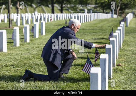 Arlington, VA - WEEK OF MAY 21: Vice President Mike Pence visits the grave site of Marine Corps 1st Lt. Robert M. Kelly, son of White House Chief of Staff General Kelly, in Section 60 of Arlington National Cemetery, Thursday, May 24, 2018, in Arlington, VA.  People:  Vice President Mike Pence Stock Photo