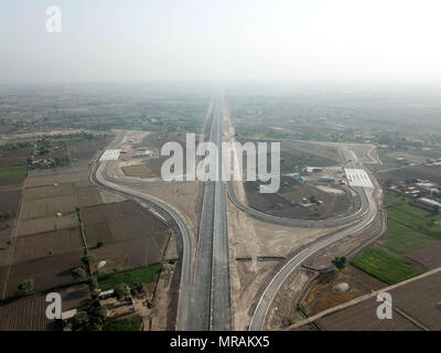 Multan, Pakistan. 26th May, 2018. Photo taken on May 26, 2018 shows the Multan-Shujaabad section of Multan-Sukkur Motorway in Multan, Pakistan. Pakistani Prime Minister Shahid Khaqan Abbasi on Saturday inaugurated the first section of the 392-km Multan-Sukkur Motorway, the largest transportation infrastructure project under the China-Pakistan Economic Corridor (CPEC) in Multan in the country's eastern Punjab province. Credit: Ahmad Kamal/Xinhua/Alamy Live News Stock Photo