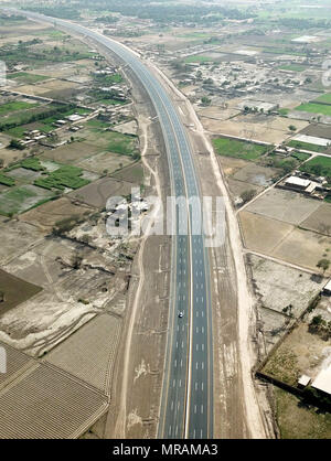 Multan, Pakistan. 26th May, 2018. Photo taken on May 25, 2018 shows the Multan-Shujaabad section of Multan-Sukkur Motorway in Multan, Pakistan. Pakistani Prime Minister Shahid Khaqan Abbasi on Saturday inaugurated the first section of the 392-km Multan-Sukkur Motorway, the largest transportation infrastructure project under the China-Pakistan Economic Corridor (CPEC) in Multan in the country's eastern Punjab province. Credit: Ahmad Kamal/Xinhua/Alamy Live News Stock Photo