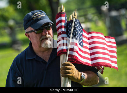 UNITED STATES: May 26, 2018: John Carty - Past Post Commander Post 34 Leesburg; Current District Vice Commander 16th District at Union Cemetery in Leesburg during a day of flagging veterans graves. The next two days members of the SCV, Veterans of Foreign Wars, Daughters of the American Revolution, American Legion, Scouts, American Legion Baseball teams and other organizations will set flags on all graves across Loudoun for Memorial Day on Monday. (Photo by Douglas Graham/Loudoun Now) Credit: William Graham/Alamy Live News Stock Photo