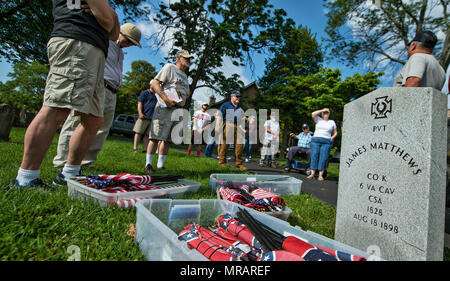 UNITED STATES: May 26, 2018: Volunteers get finial instructions at Union Cemetery in Leesburg during a day of flagging veterans graves. The next two days members of the SCV, Veterans of Foreign Wars, Daughters of the American Revolution, American Legion, Scouts, American Legion Baseball teams and other organizations will set flags on Loudoun's veterans graves for Memorial Day on Monday. (Photo by Douglas Graham/Loudoun Now) Credit: William Graham/Alamy Live News Stock Photo