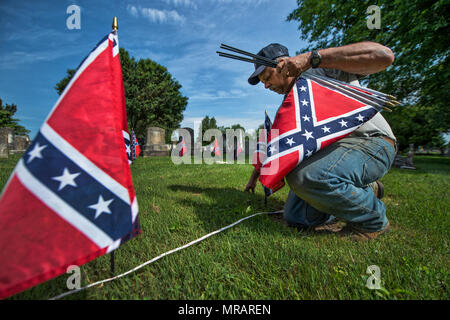 UNITED STATES: May 26, 2018: Kenneth M. Fleming marks one of two mass graves of Confederate soldiers at Union Cemetery in Leesburg during a day of flagging veterans graves. The next two days members of the SCV, Veterans of Foreign Wars, Daughters of the American Revolution, American Legion, Scouts, American Legion Baseball teams and other organizations will set flags on Loudoun's veterans graves for Memorial Day on Monday. (Photo by Douglas Graham/Loudoun Now) Credit: William Graham/Alamy Live News Stock Photo