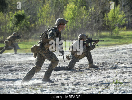 Marine Special Operations School Individual Training Course students run toward targets during live-fire maneuvering training, April 11, 2017, at Camp Lejeune, N.C. For the first time, U.S. Air Force Special Tactics Airmen spent three months in Marine Special Operations Command’s initial Marine Raider training pipeline, representing efforts to build joint mindsets across special operations forces.  (U.S. Air Force photo by Senior Airman Ryan Conroy) Stock Photo