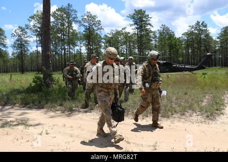 Gen. Robert B. Abrams, commander of U.S. Army Forces Command (FORSCOM), visits Soldiers of 2nd Infantry Brigade Combat Team, 3rd Infantry Division and 48th Infantry Brigade Combat Team, 3rd ID during eXportable Combat Training Capabilities (XCTC) 17-04 at Fort Stewart, Ga., June 15, 2017. XCTC is an exercise that supports the U.S. Army’s Associated Units Pilot Program (AUPP) by bringing active duty, National Guard and Army Reserve units together to strengthen the total Army. (U.S. Army photo by Sgt. John Onuoha / Released) Stock Photo