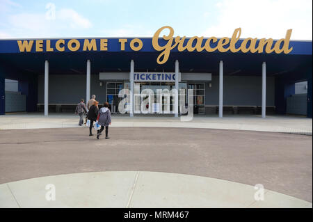 Welcome to Graceland sign over the entrance of Graceland the home of Elvis Presley.Memphis.TN.USA Stock Photo