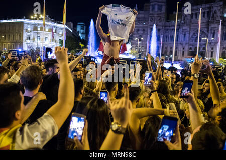 Madrid, Spain. 26th May, 2018. Real Madrid fans celebrating in Cibeles Square after their team won the 13th UEFA Champions League Cup in the final match between Liverpool and Real Madrid in Kiev. In Madrid, Spain. Credit: Marcos del Mazo/Alamy Live News Stock Photo