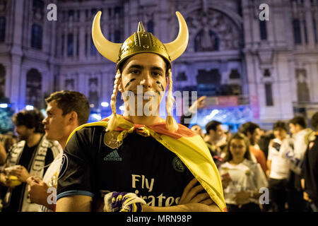 Madrid, Spain. 27th May, 2018. Real Madrid fan poses during the celebration in Cibeles Square after his team won the 13th UEFA Champions League Cup in the final match between Liverpool and Real Madrid in Kiev. In Madrid, Spain. Credit: Marcos del Mazo/Alamy Live News Stock Photo