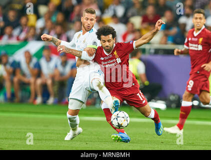 UEFA Champions League Finale, Soccer, Kiev, May 26, 2018 Mohamed SALAH, Liverpool 11 injured, compete for the ball against  Sergio RAMOS, Real Madrid 4  REAL MADRID - FC LIVERPOOL 3-1 Fussball UEFA Champions League, Final, Kiev, Ukraine, May 26, 2018 CL Season 2017 2018 © Peter Schatz / Alamy Live News Stock Photo