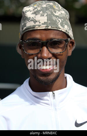 London,UK,27th May 2018,The Vitality Westminster Mile took place along The Mall in London today with Sir Mo Farah, seen wearing glasses tarting and running with the family race waves that included adults, kids and mascots.Credit: Keith Larby/17�Թ����� Live News Stock Photo
