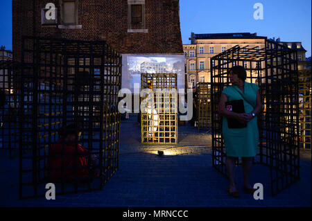 Krakow, Poland. 26th May, 2018. Women seen inside cages during a demonstration.Women take part in a ''˜performance' protest inside several cages in the Main Square to express their solidarity for the Women right during Mother Day in Krakow. Credit: Omar Marques/SOPA Images/ZUMA Wire/Alamy Live News Stock Photo