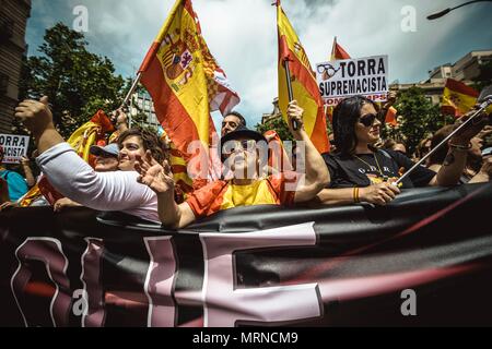 Barcelona, Spain. 27 May, 2018: Demonstrators march with their flags and placards through the city of Barcelona to protest against the Catalan separatist movement under the slogan 'without equality there is no peace' Credit: Matthias Oesterle/Alamy Live News Stock Photo