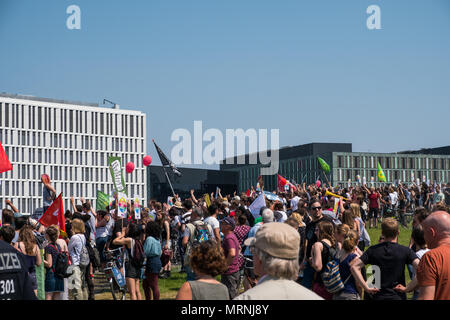 Berlin, Germany - may 27, 2018: People at protest against  the AFD / Alternative for Germany (German: Alternative für Deutschland, AfD), a right-wing to far-right political party in Germany. Credit: hanohiki/Alamy Live News Stock Photo