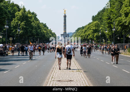 Berlin, Germany - may 27, 2018: Counter-protest against the demonstration of the AFD / Alternative for Germany (German: Alternative für Deutschland, AfD), a right-wing to far-right political party in Germany. Credit: hanohiki/Alamy Live News Stock Photo