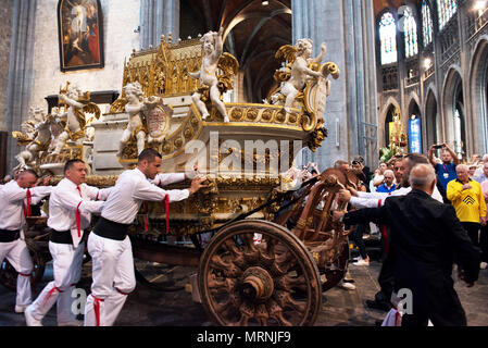 Mons, Belgium. 27th May, 2018. Mons, Belgium. 27 May 2018. Car d’Or arrives in Saint Waltrude Collegiate Church during ducasse on May 27, 2018 in Mons, Belgium Credit: Skyfish/Alamy Live News Credit: Skyfish/Alamy Live News Credit: Skyfish/Alamy Live News Stock Photo