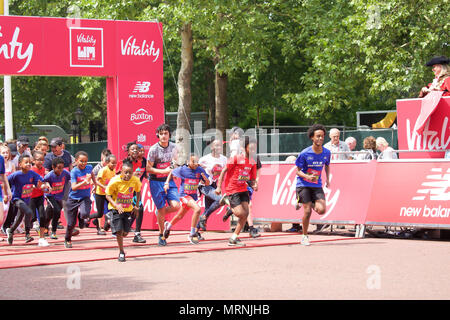 London,UK,27th May 2018,The Vitality Westminster Mile took place along The Mall in London today with Sir Mo Farah starting and running with the family race waves that included adults, kids and mascots. A record number of former British Olympians squeezed into their old kit to race the Olympians Mile. David Weir took part in the Senior Men’s Wheelchair race and finally Britain’s top male middle-distance runners, Jake Wightman, Charlie Grice and Chris O’Hare attempted  to break the historic four-minute barrier in honour of Sir Roger Bannister.Credit: Keith Larby/Alamy Live News Stock Photo