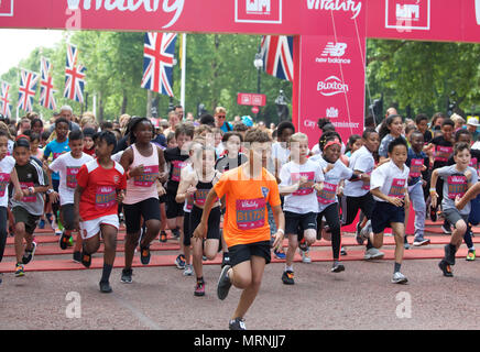 London,UK,27th May 2018,The Vitality Westminster Mile took place along The Mall in London today with Sir Mo Farah starting and running with the family race waves that included adults, kids and mascots. A record number of former British Olympians squeezed into their old kit to race the Olympians Mile. David Weir took part in the Senior Men’s Wheelchair race and finally Britain’s top male middle-distance runners, Jake Wightman, Charlie Grice and Chris O’Hare attempted  to break the historic four-minute barrier in honour of Sir Roger Bannister.Credit: Keith Larby/Alamy Live News Stock Photo